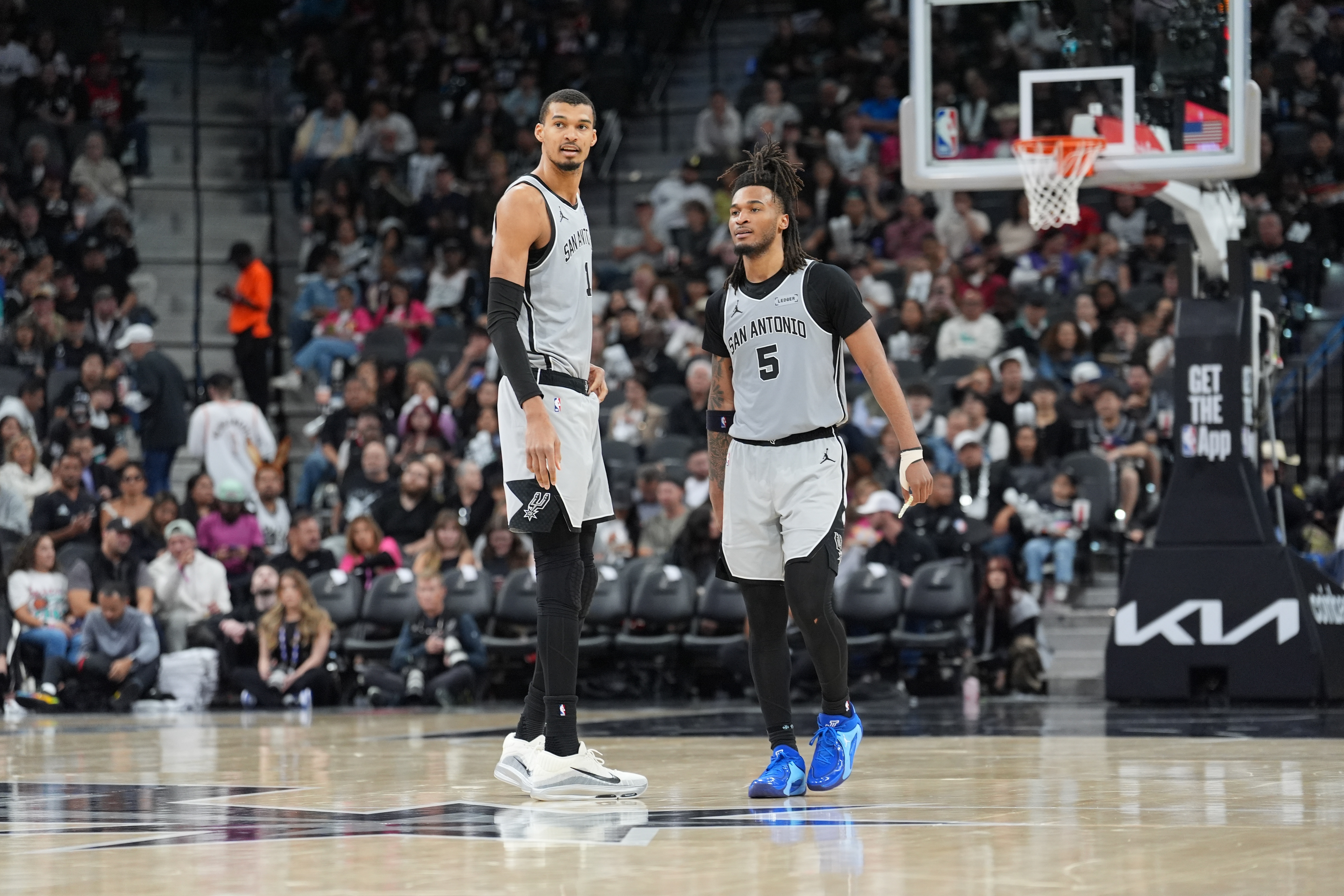 卡斯尔直言文班撑起防守体系 马刺35分大胜灰熊