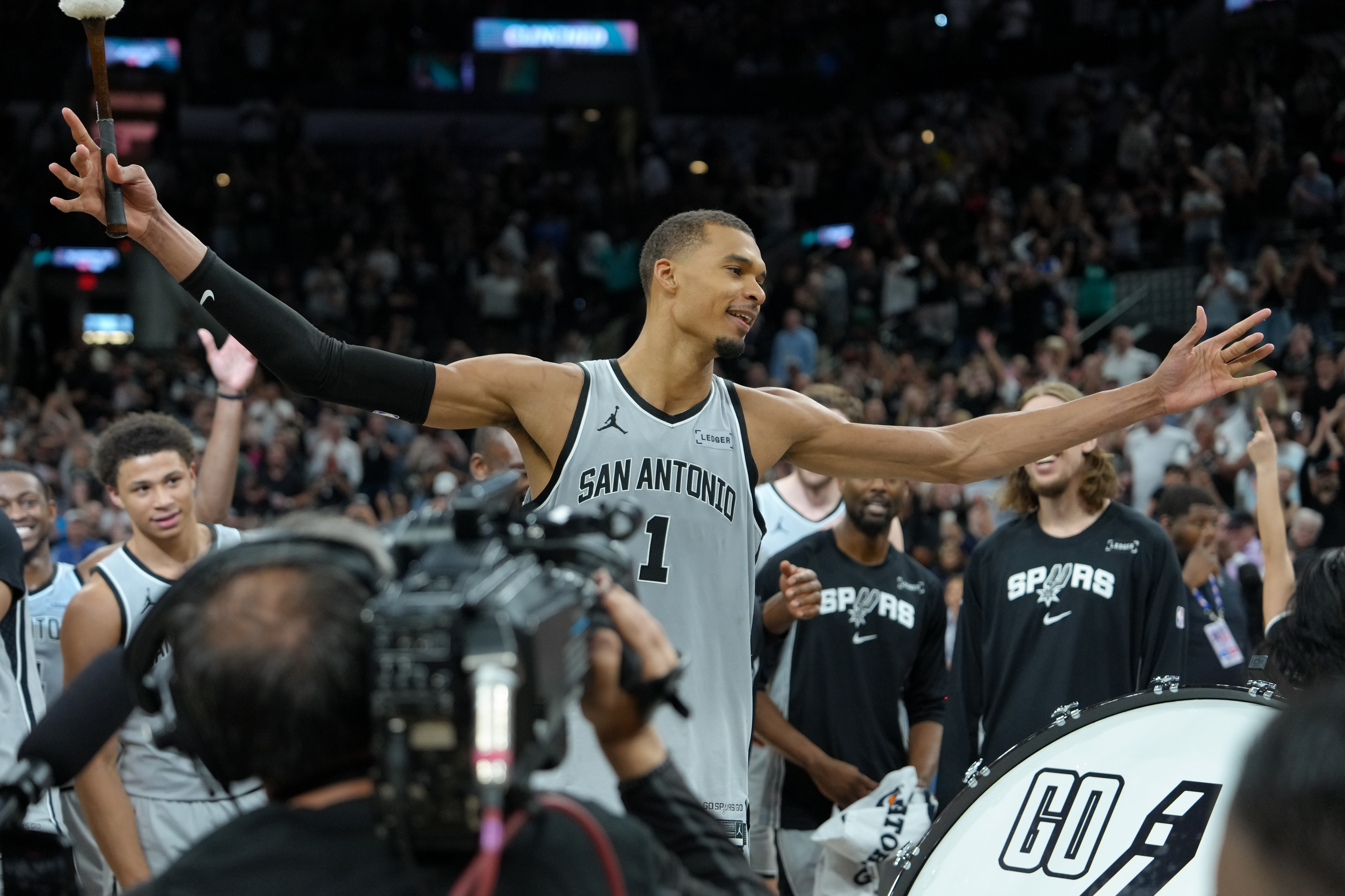 文班亚马再演防守统治 抢断盖帽总数上双成联盟独苗 文班亚马再演防守统治 抢断盖帽总数上双成联盟独苗