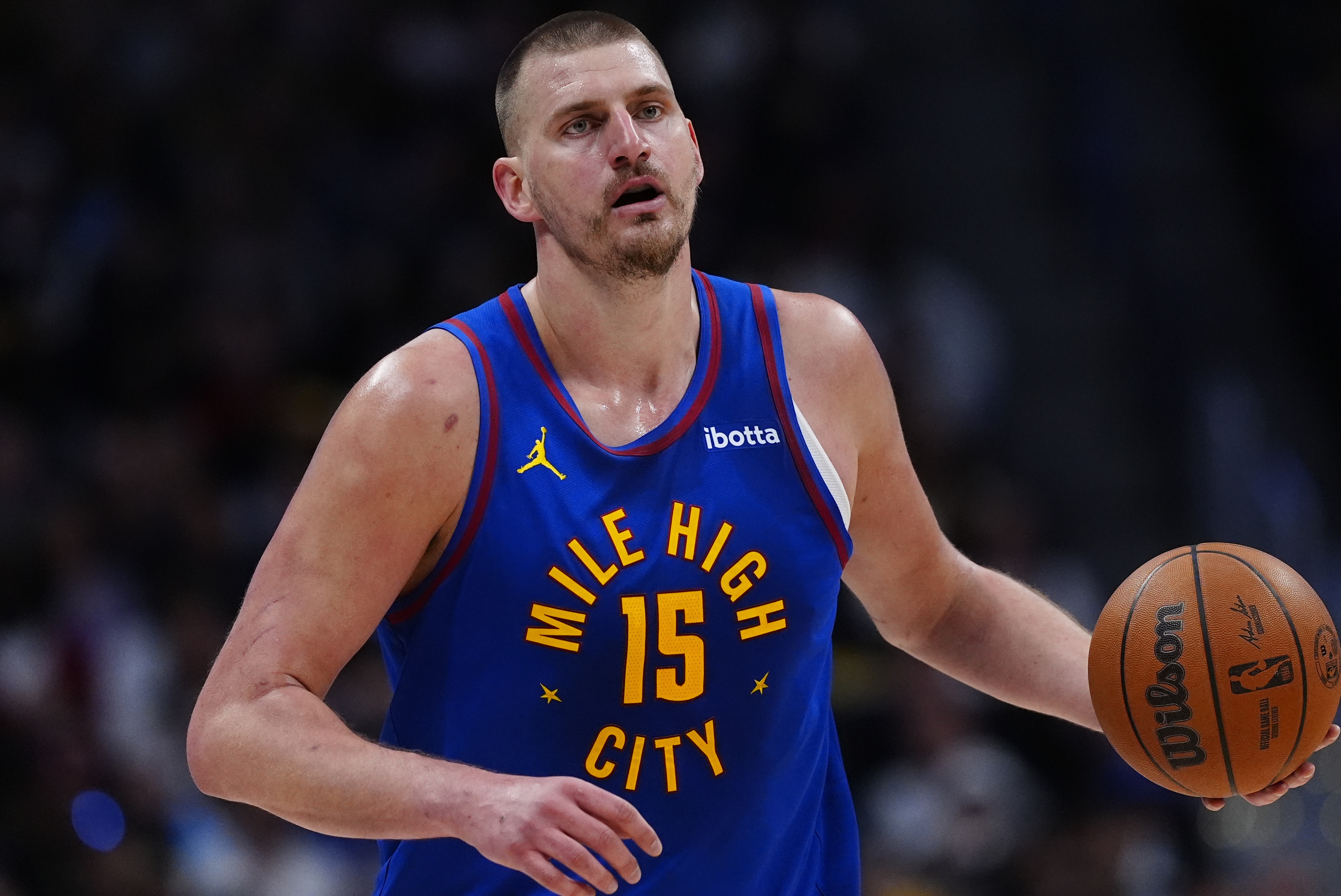 约基奇23+21+19准三双击溃独行侠 华盛顿坦言限制史诗级表现难度极大