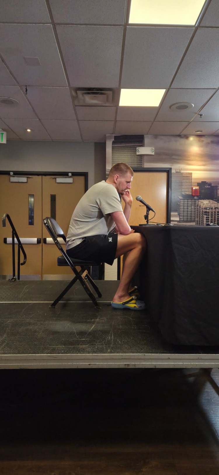 约基奇23+21+19准三双 掘金主场力克独行侠