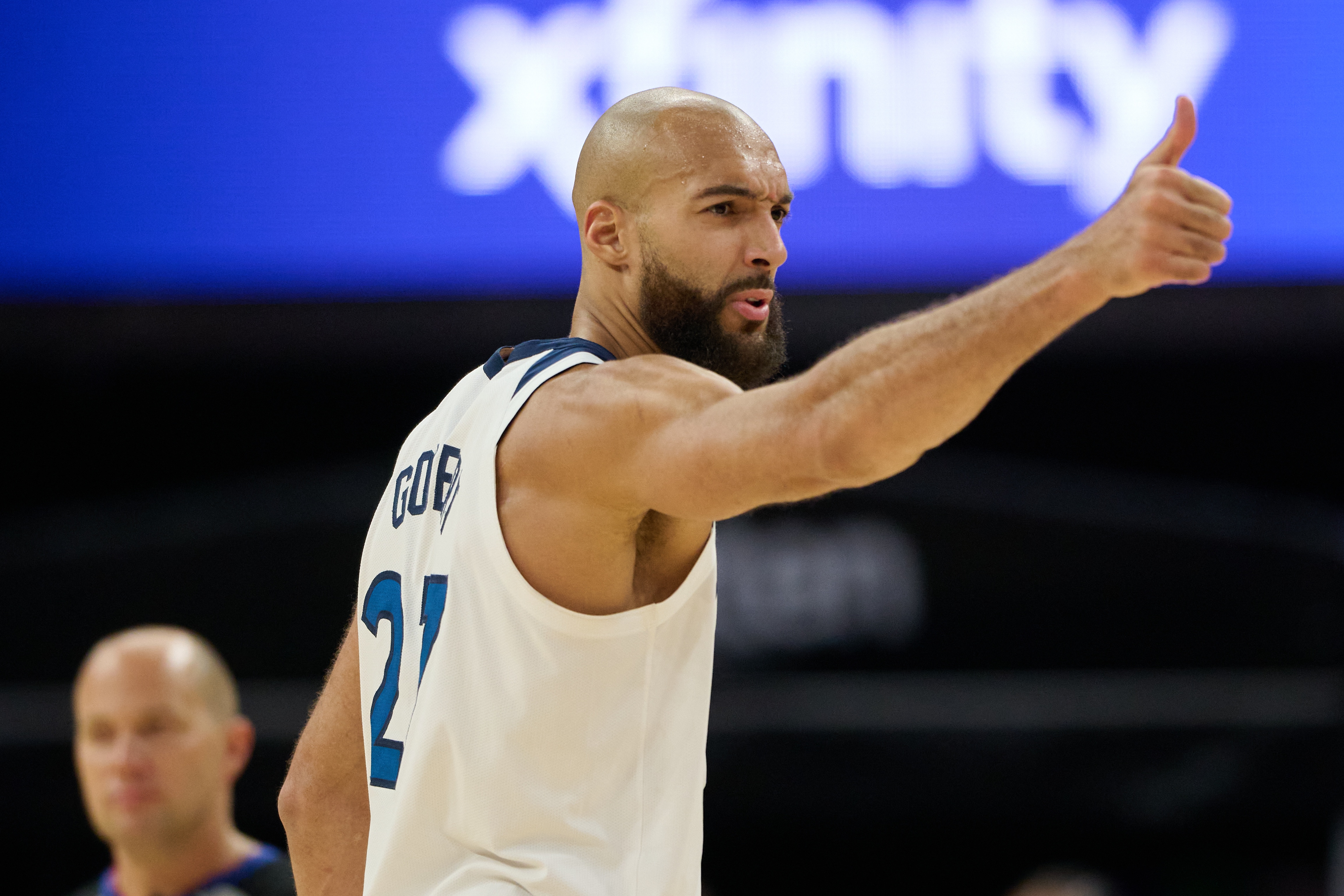 戈贝尔回应单打挑战 社媒负面内容无碍防守核心价值