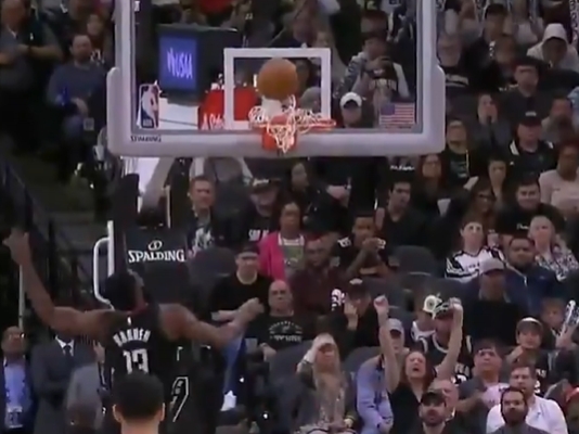 马温扣篮无效引争议 国际篮联规则详解进球定义