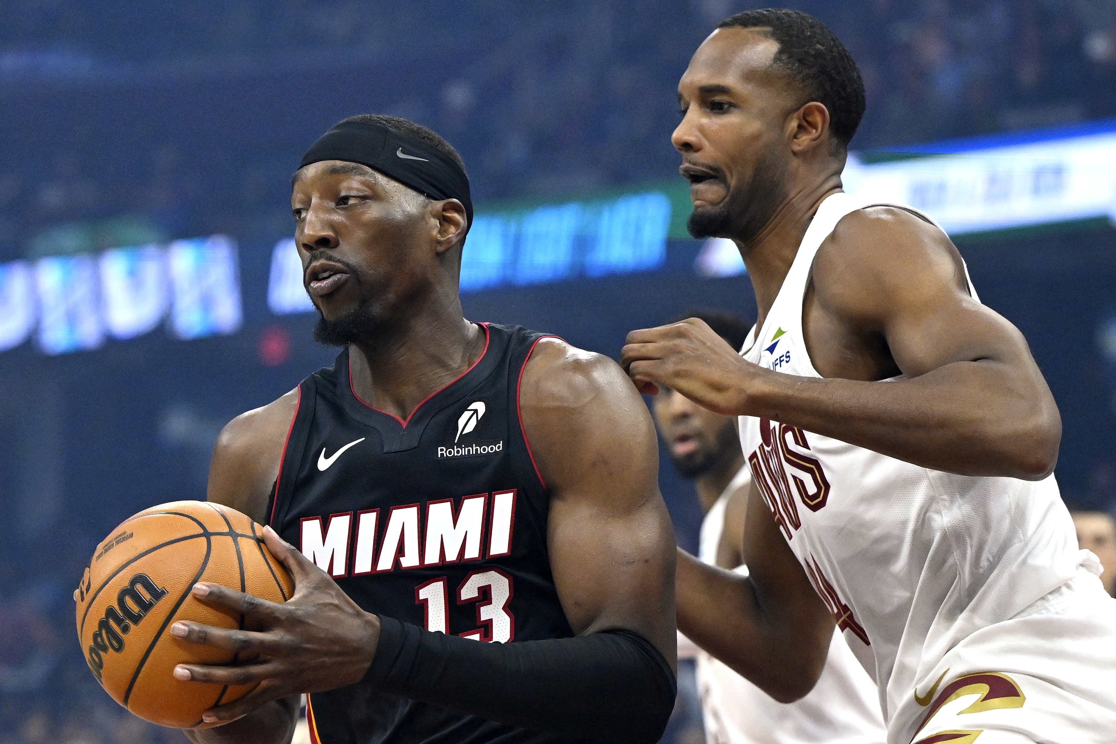 哈登控场压缩进攻时间 骑士球员面临5-8秒决策压力 哈登控场压缩进攻时间 骑士球员面临5-8秒决策压力