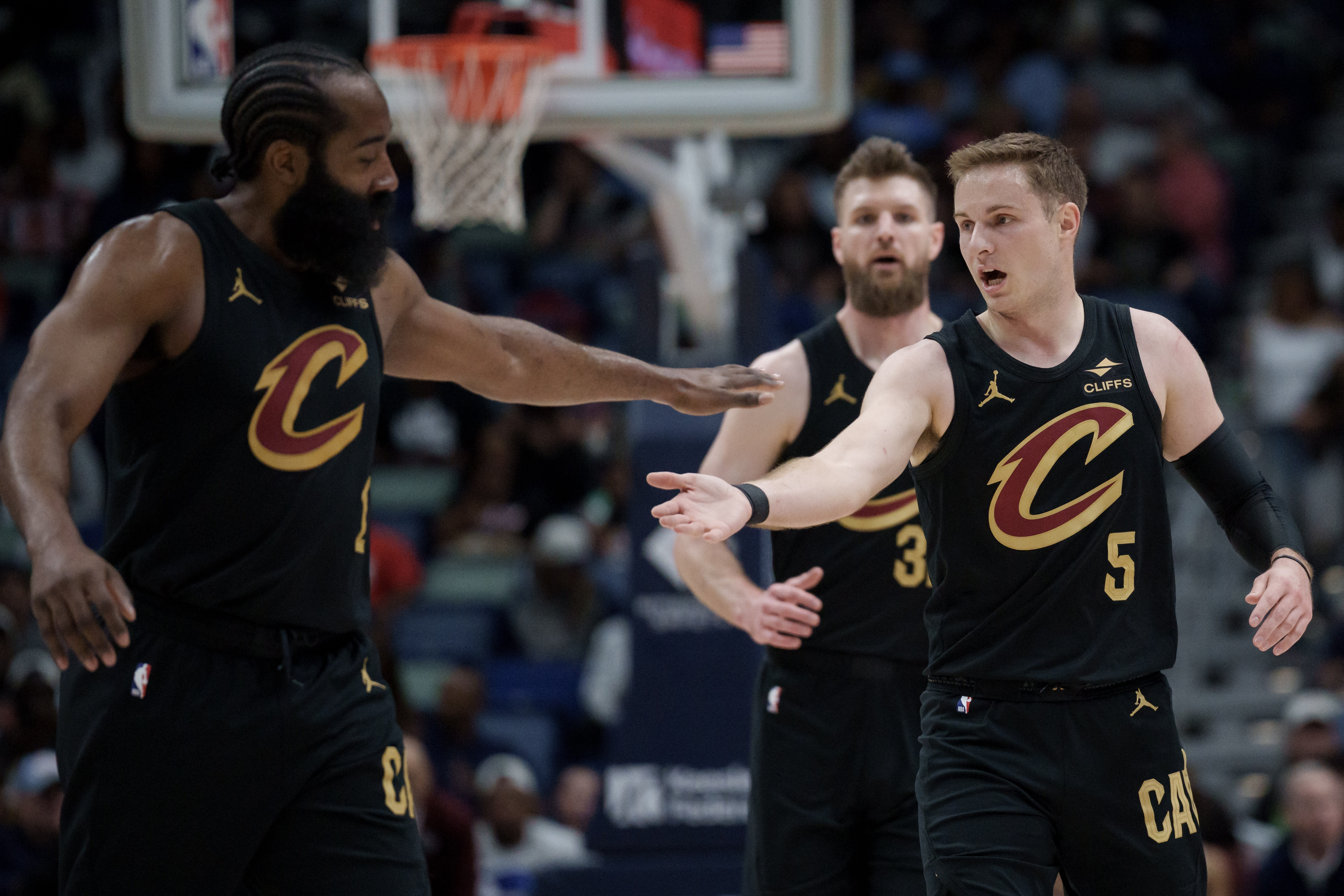 哈登控场压缩进攻时间 骑士球员面临5-8秒决策压力 哈登控场压缩进攻时间 骑士球员面临5-8秒决策压力