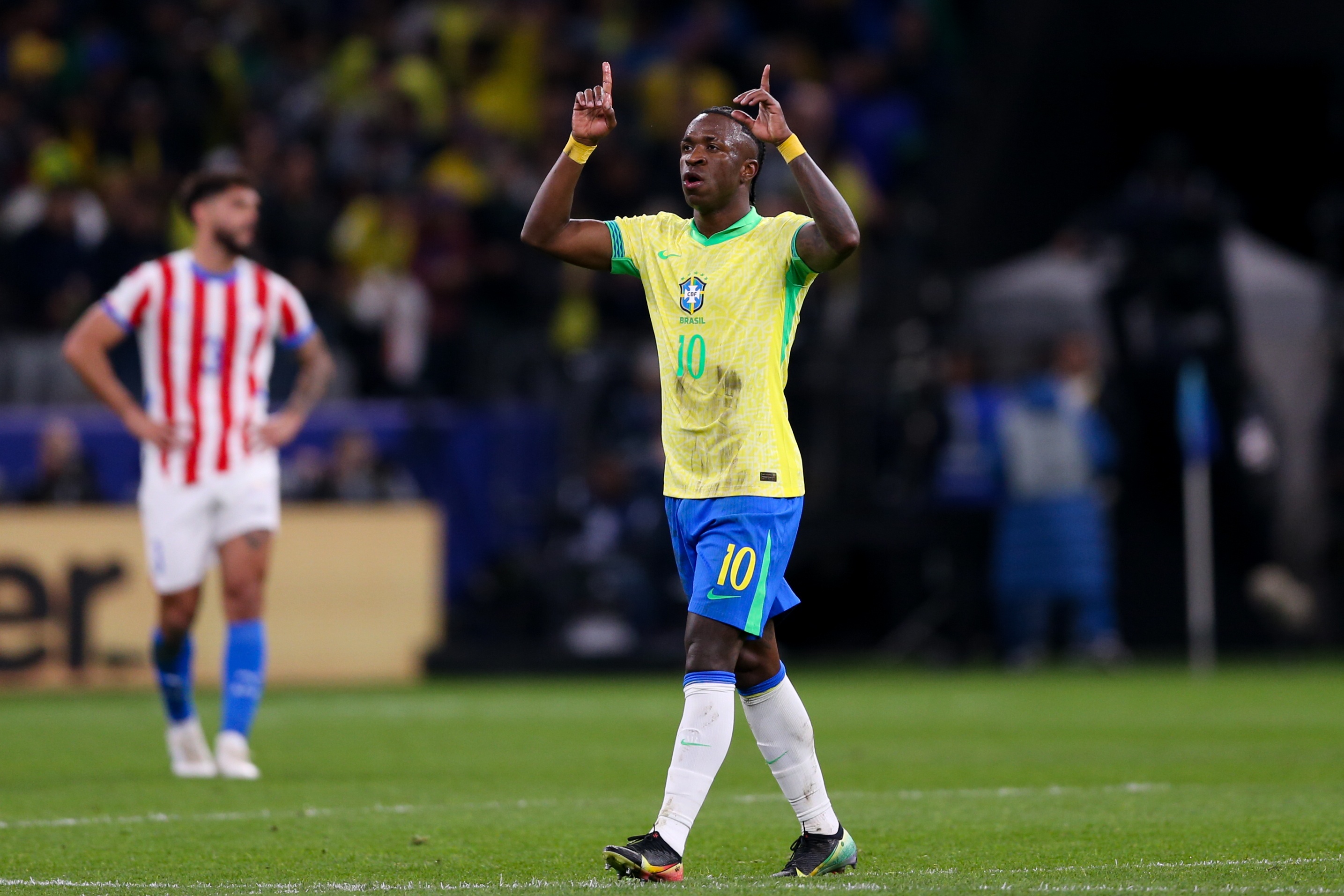 特巴斯力挺维尼修斯 以梅西为例呼吁巴西球迷耐心