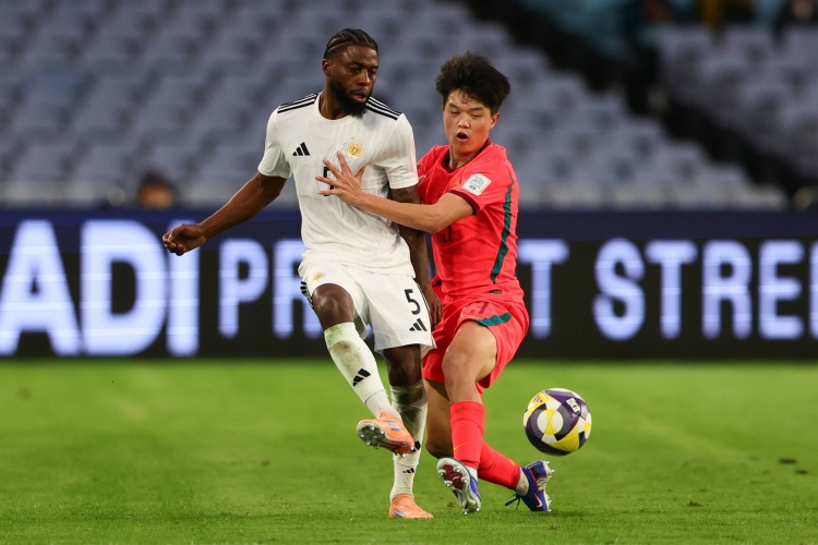 143万欧本土标王杨希国足首秀 20岁海港新星冲击右闸主力