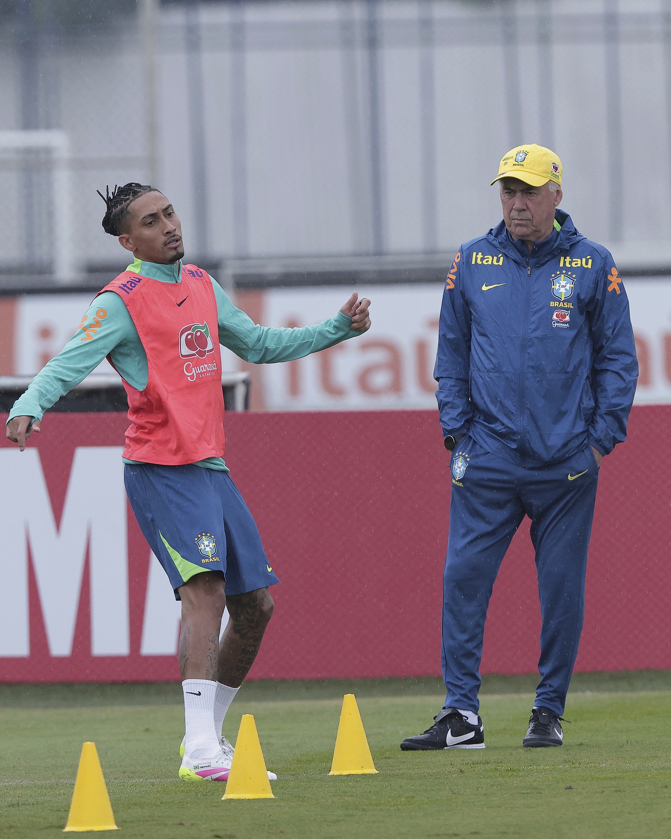 拉菲尼亚国家队友谊赛伤退 巴萨或启动FIFA赔偿条款