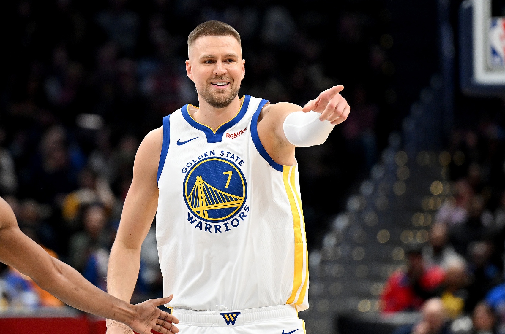 波尔津吉斯28分难救主 勇士主场险胜奇才