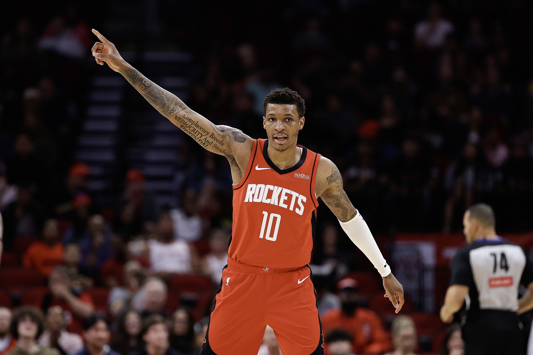 小贾巴里自省卡位问题 21+16+4助火箭主场擒熊