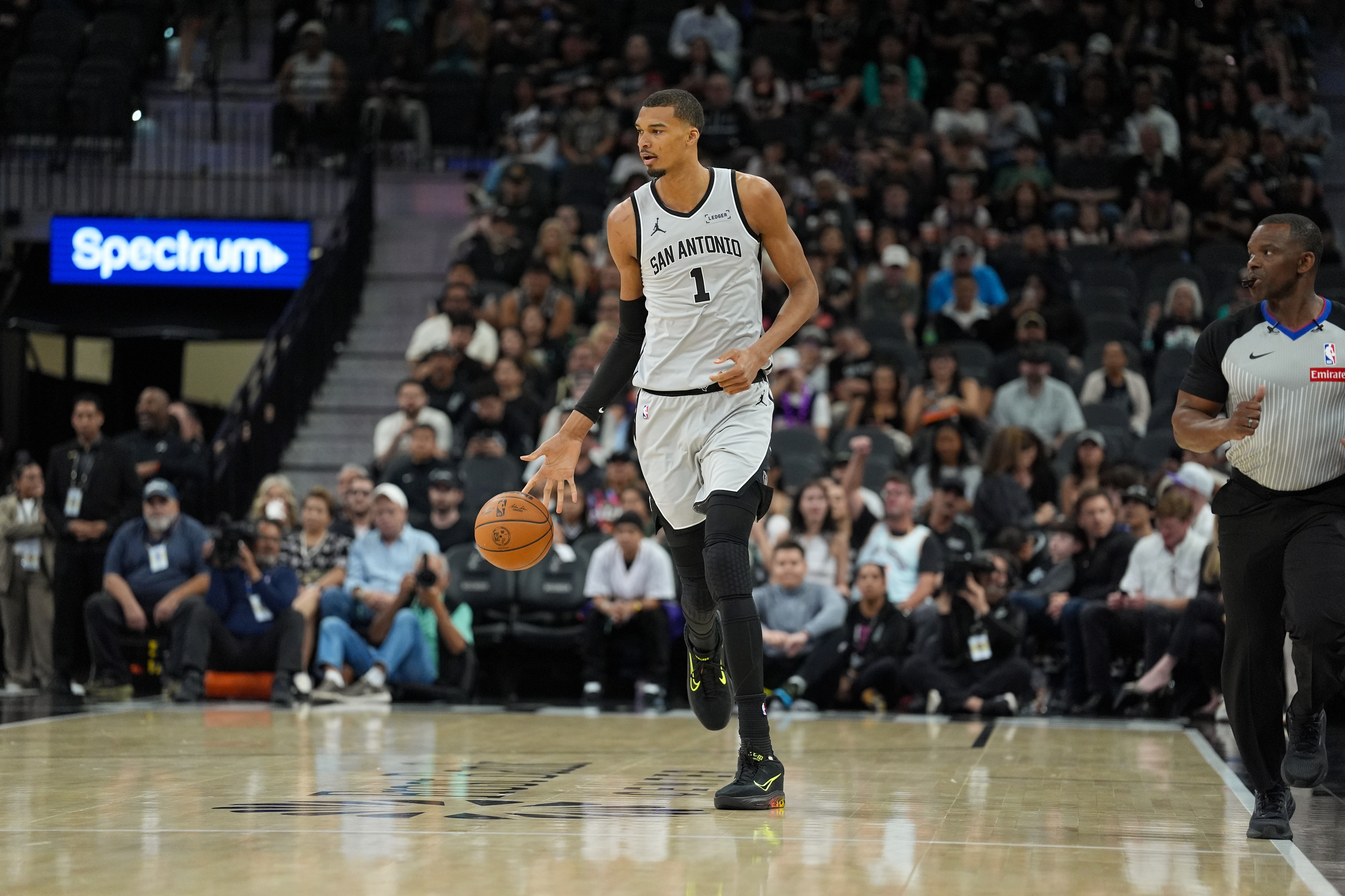 文班放言冲击西部第一 卡斯尔三双助马刺八连胜 文班放言冲击西部第一 卡斯尔三双助马刺八连胜