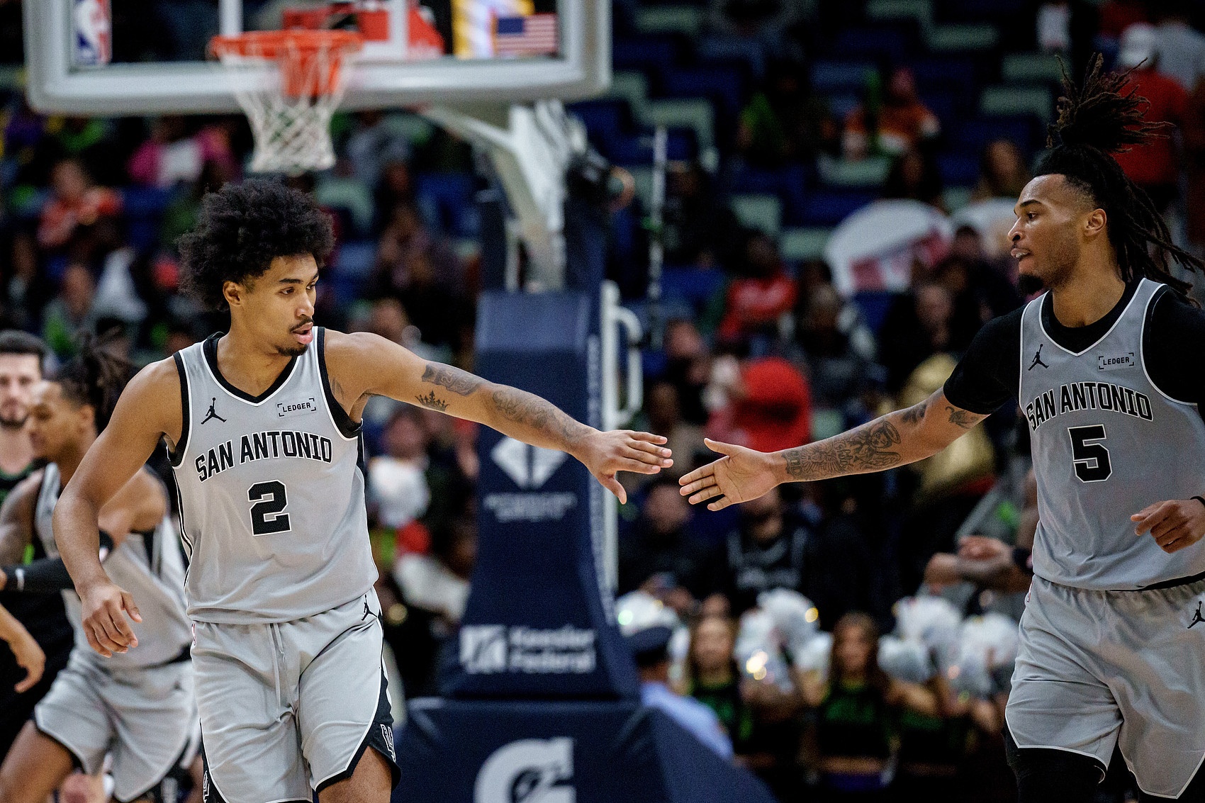 米奇赛后点名卡斯尔哈珀 肯定二人外线投射打磨 米奇赛后点名卡斯尔哈珀 肯定二人外线投射打磨