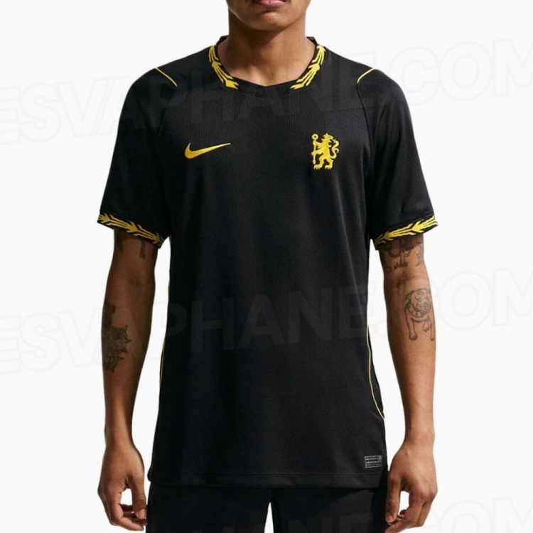 切尔西2026-27客场谍照曝光 纯黑底色配金色雄狮