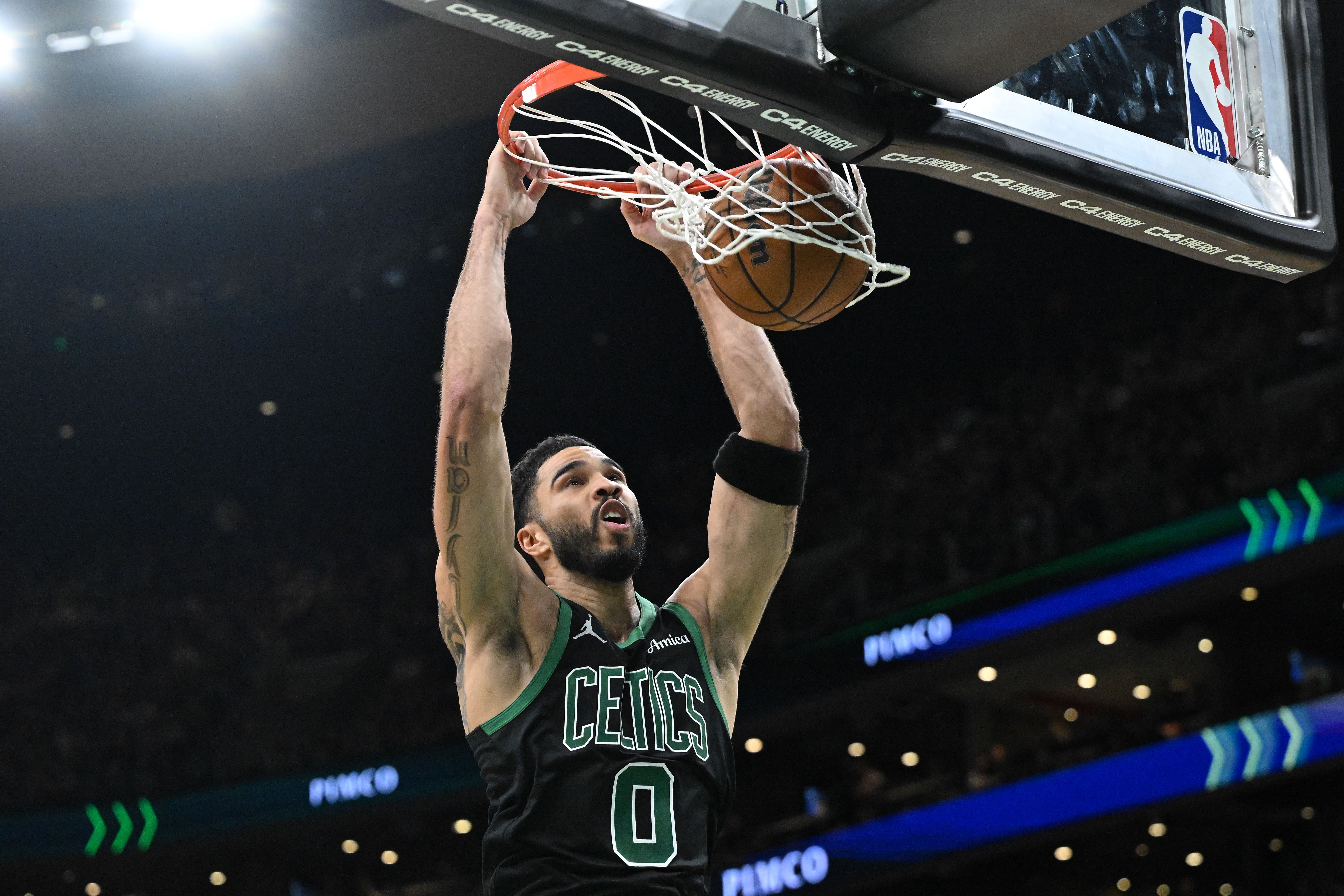 塔图姆复出11战场均20+9 绿军轻取黄蜂其砍32+5+8 塔图姆复出11战场均20+9 绿军轻取黄蜂其砍32+5+8