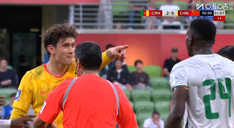 喀麦隆中卫两度拉拽拜合拉木染红 上月刚租借吉达联合