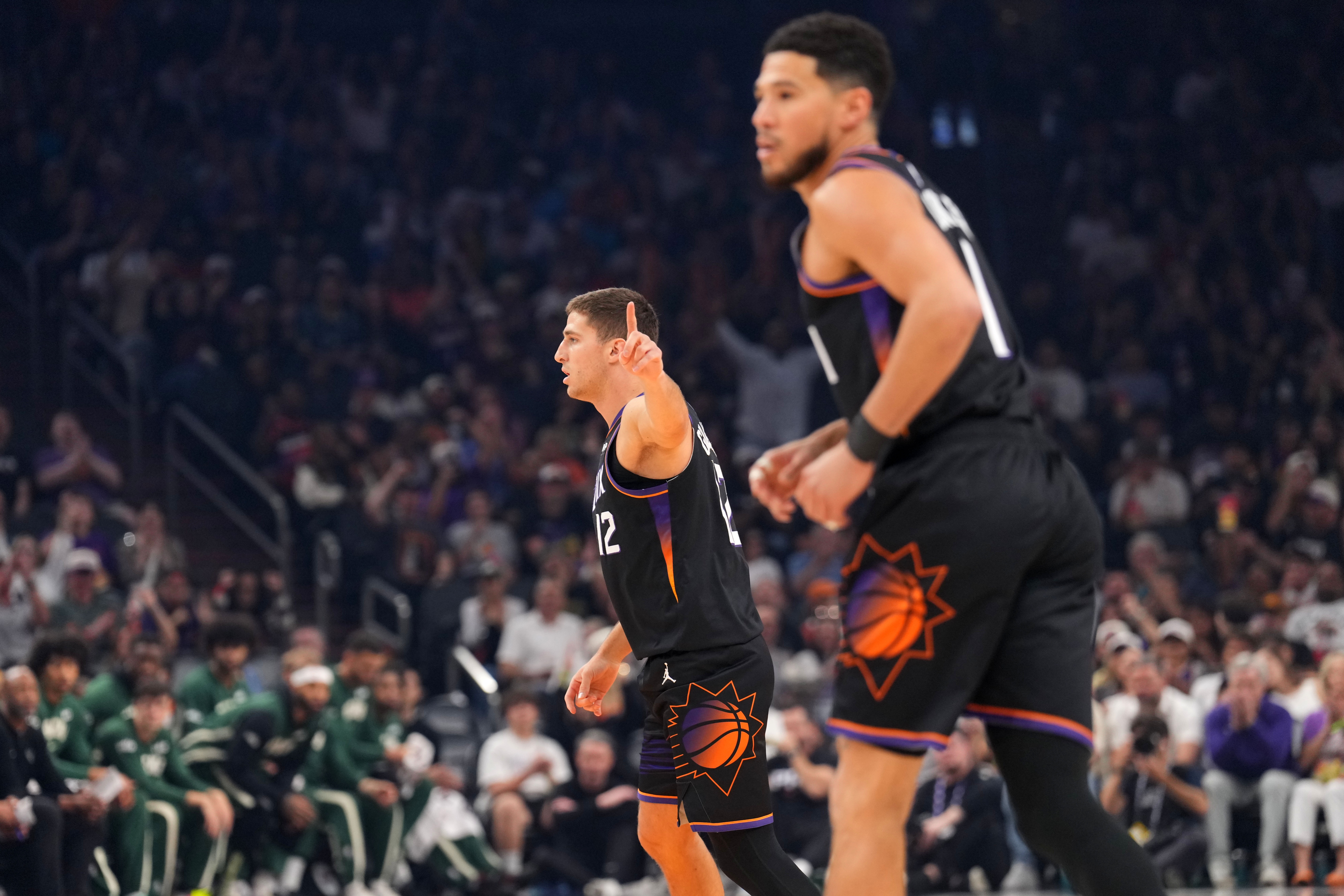 太阳客场力克魔术 布克36分引领多点开花