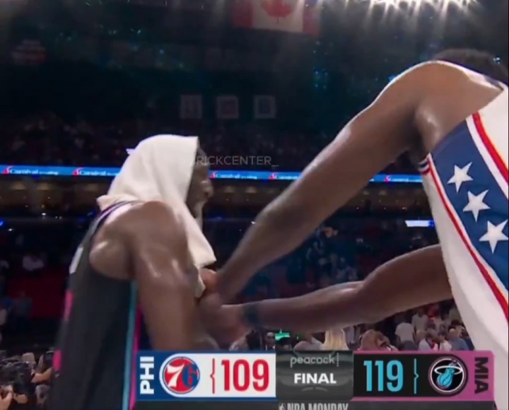 恩比德锁喉阿德巴约引争议 赛后两人复盘动作裁判定性普通犯规 恩比德锁喉阿德巴约引争议 赛后两人复盘动作裁判定性普通犯规