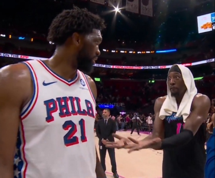 恩比德锁喉阿德巴约引争议 赛后两人复盘动作裁判定性普通犯规 恩比德锁喉阿德巴约引争议 赛后两人复盘动作裁判定性普通犯规