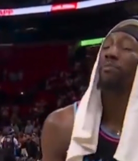 恩比德锁喉阿德巴约引争议 赛后两人复盘动作裁判定性普通犯规 恩比德锁喉阿德巴约引争议 赛后两人复盘动作裁判定性普通犯规