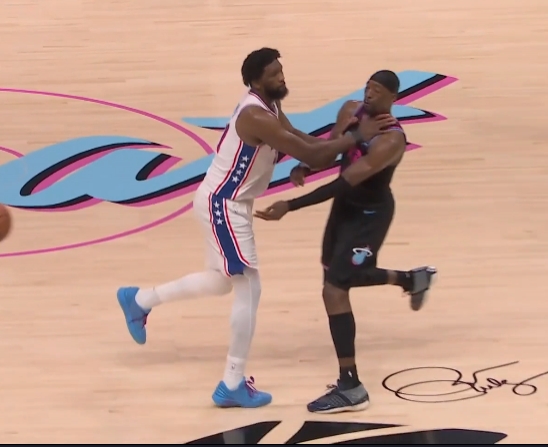 恩比德锁喉阿德巴约引争议 赛后两人复盘动作裁判定性普通犯规 恩比德锁喉阿德巴约引争议 赛后两人复盘动作裁判定性普通犯规