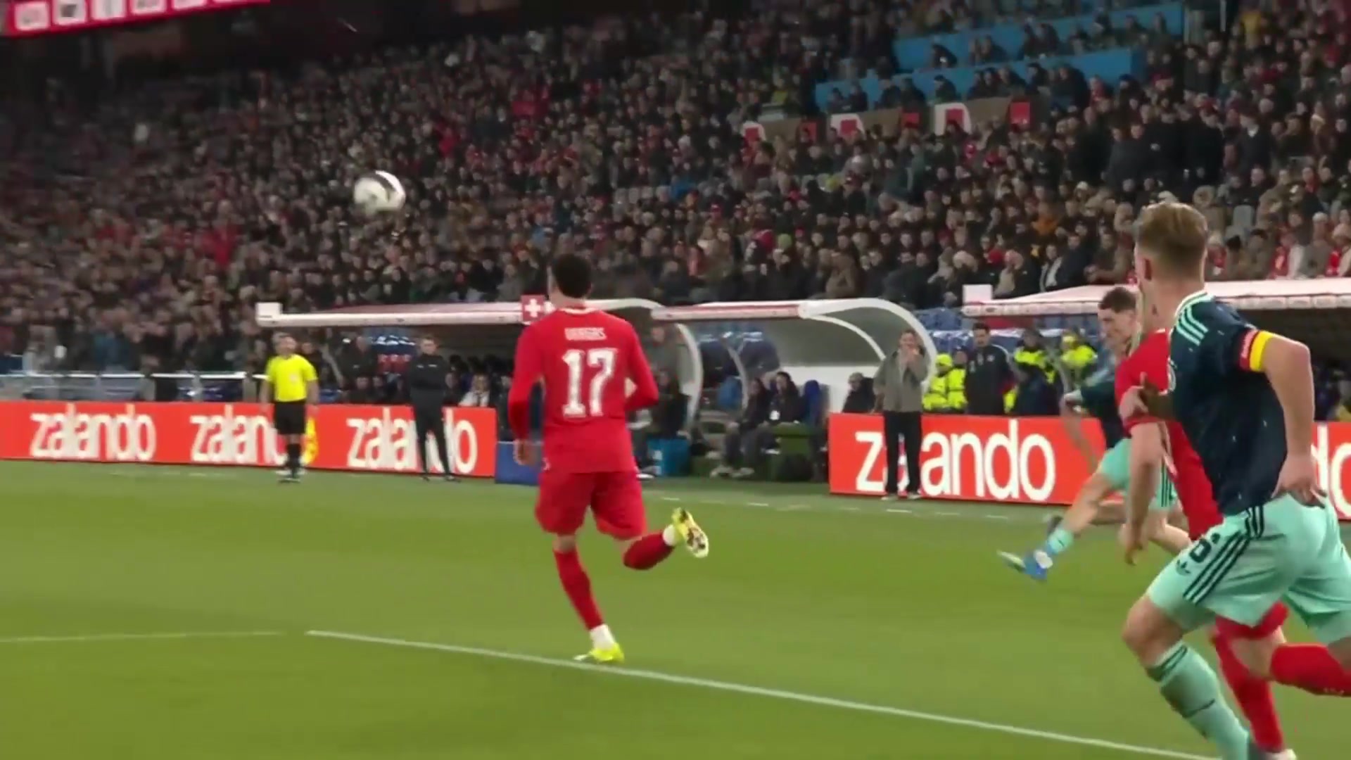 维尔茨战术角球传中助攻，若纳坦-塔头球攻门得手！