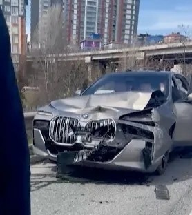 费内巴切主席萨兰遇车祸无碍 车头损毁仍赴会 费内巴切主席萨兰遇车祸无碍 车头损毁仍赴会