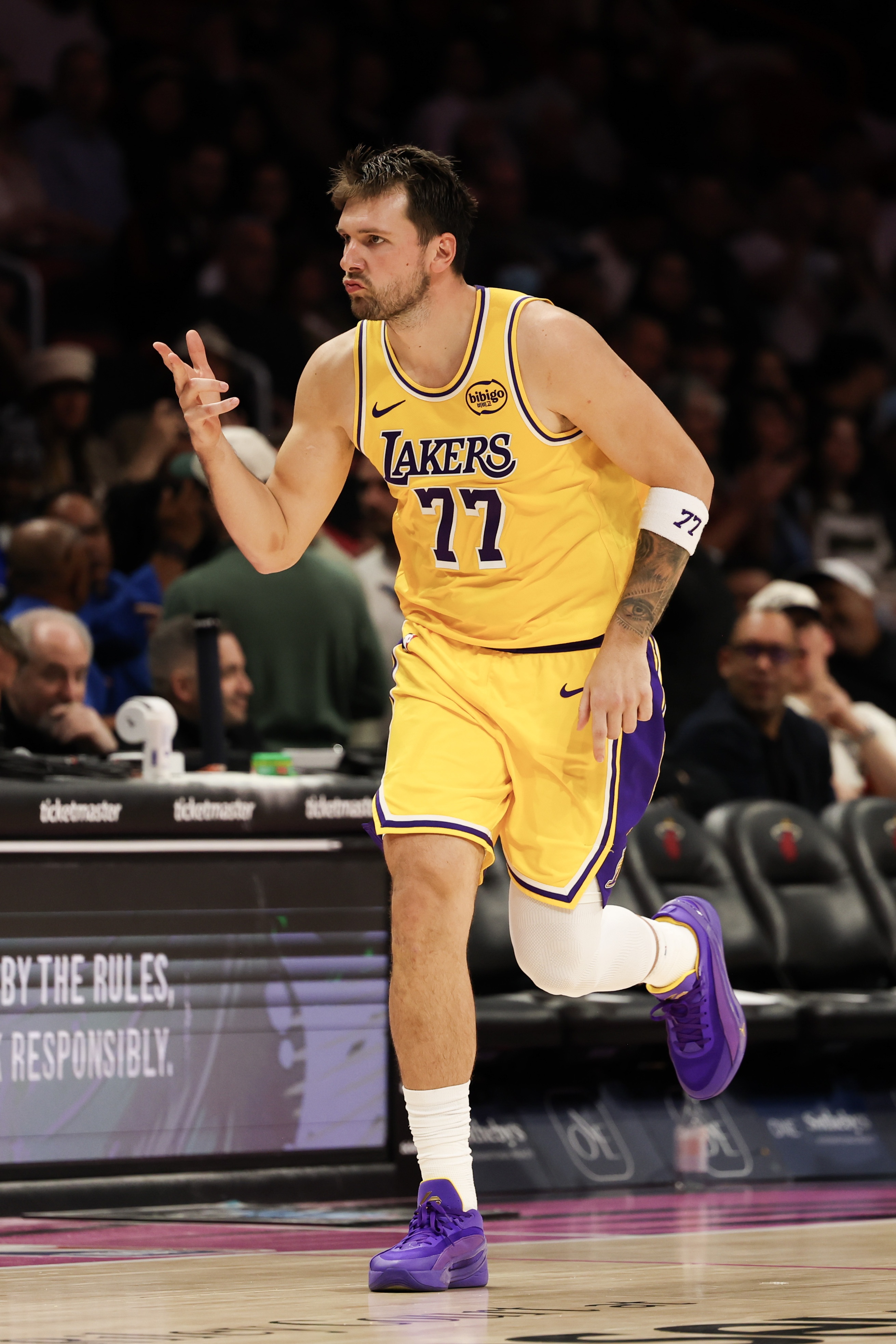 东契奇单场6记三分轰42+12 赛季三分总数距榜首仅差4记