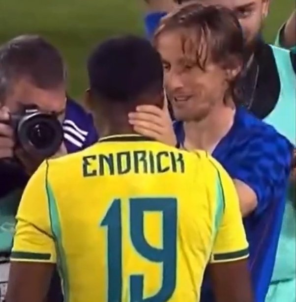 巴西3比1客胜克罗地亚 恩德里克赛后抱起莫德里奇