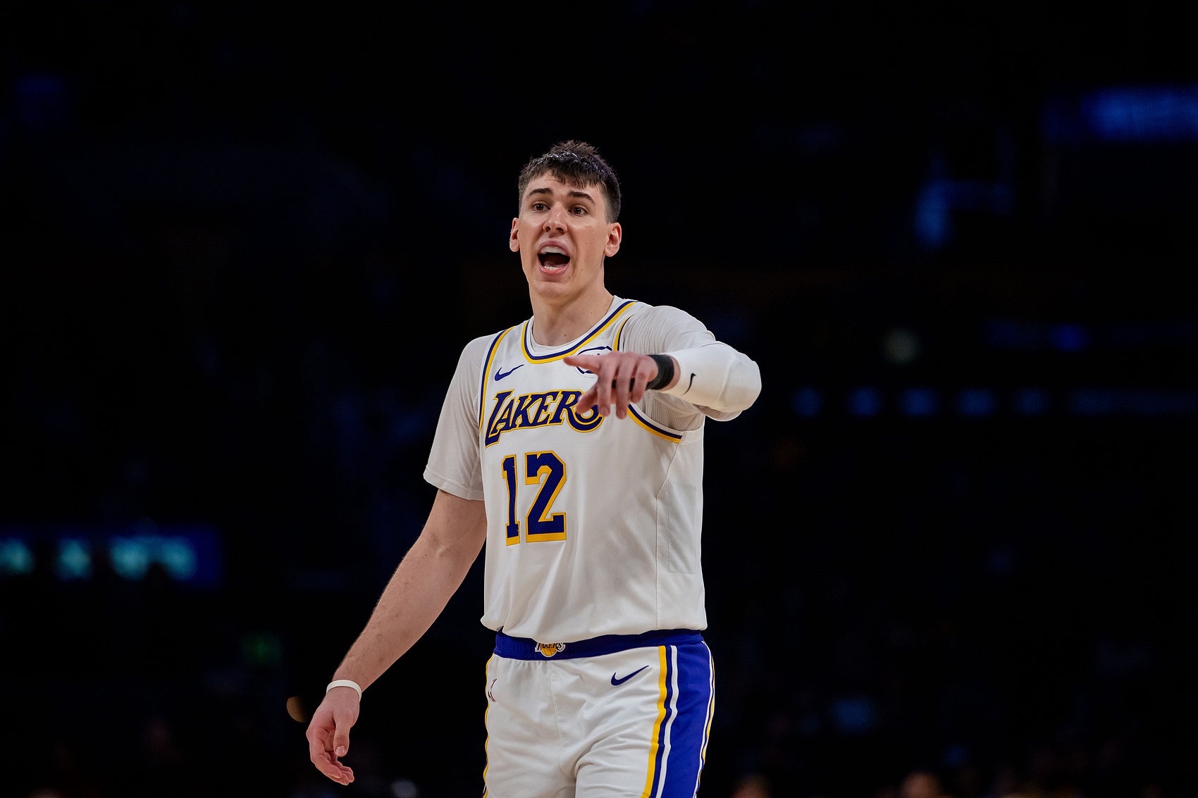 拉拉维亚定义雷霆之战为季后赛前哨 强调身体对抗与集体防守