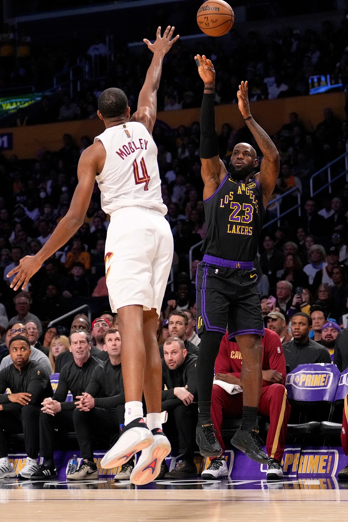 詹姆斯复出后湖人战绩飙升至10胜1负