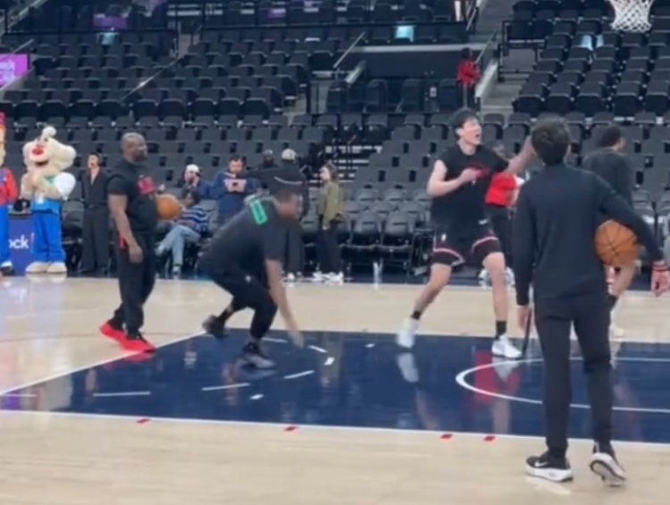 杨瀚森热身对抗撞倒助教 开拓者客胜快船未获出场