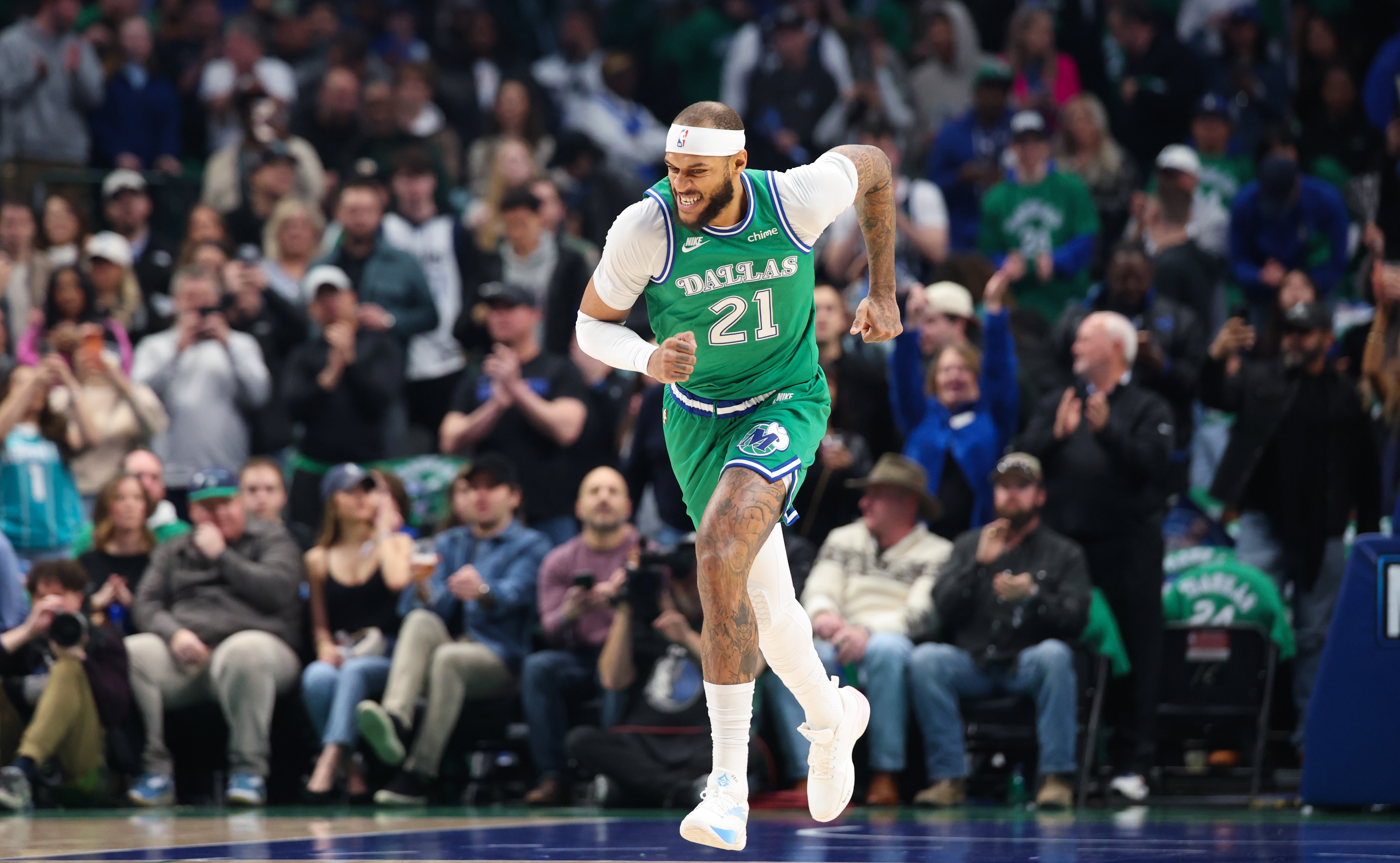 加福德右肩神经震荡伤退 独行侠内线告急半场落后雄鹿