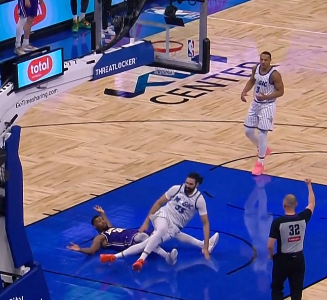 斯玛特脚踝遭比塔泽重坐伤缺六场 季后赛关键角色持续缺席