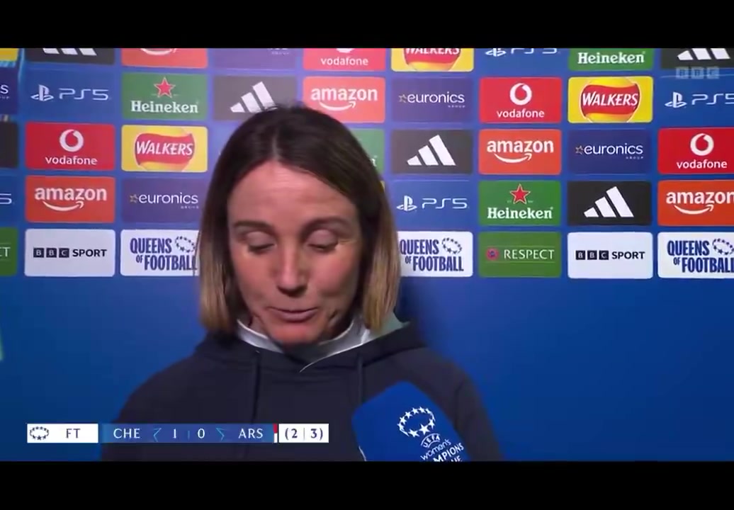 切尔西女足主帅赛后展示回放 指麦凯布拉发动作应染红 切尔西女足主帅赛后展示回放 指麦凯布拉发动作应染红