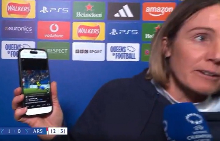 切尔西女足主帅赛后展示回放 指麦凯布拉发动作应染红 切尔西女足主帅赛后展示回放 指麦凯布拉发动作应染红