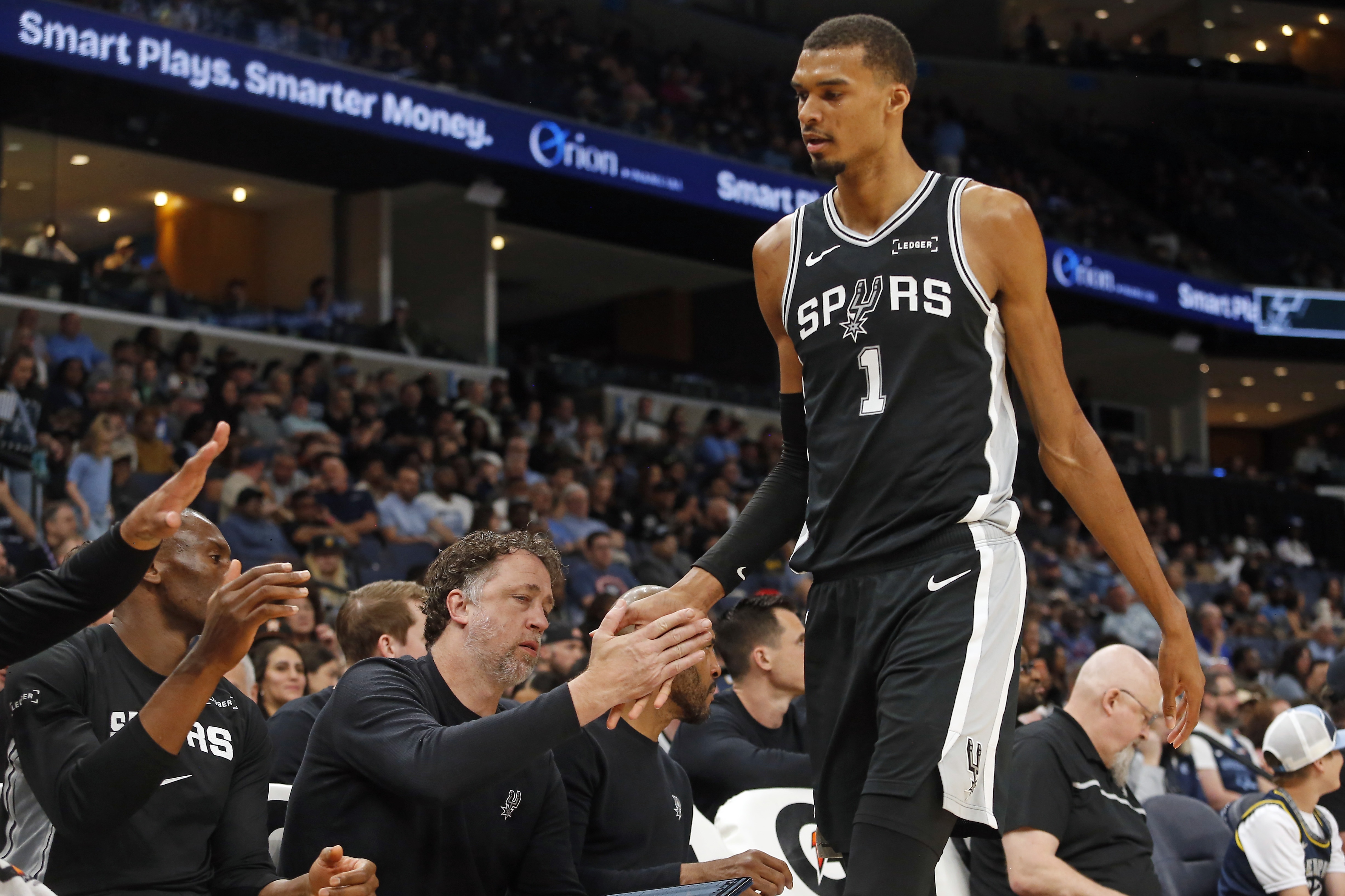 文班亚马28分钟41+18+3帽致敬罗德曼 连续五场15板创马刺近30年纪录 文班亚马28分钟41+18+3帽致敬罗德曼 连续五场15板创马刺近30年纪录