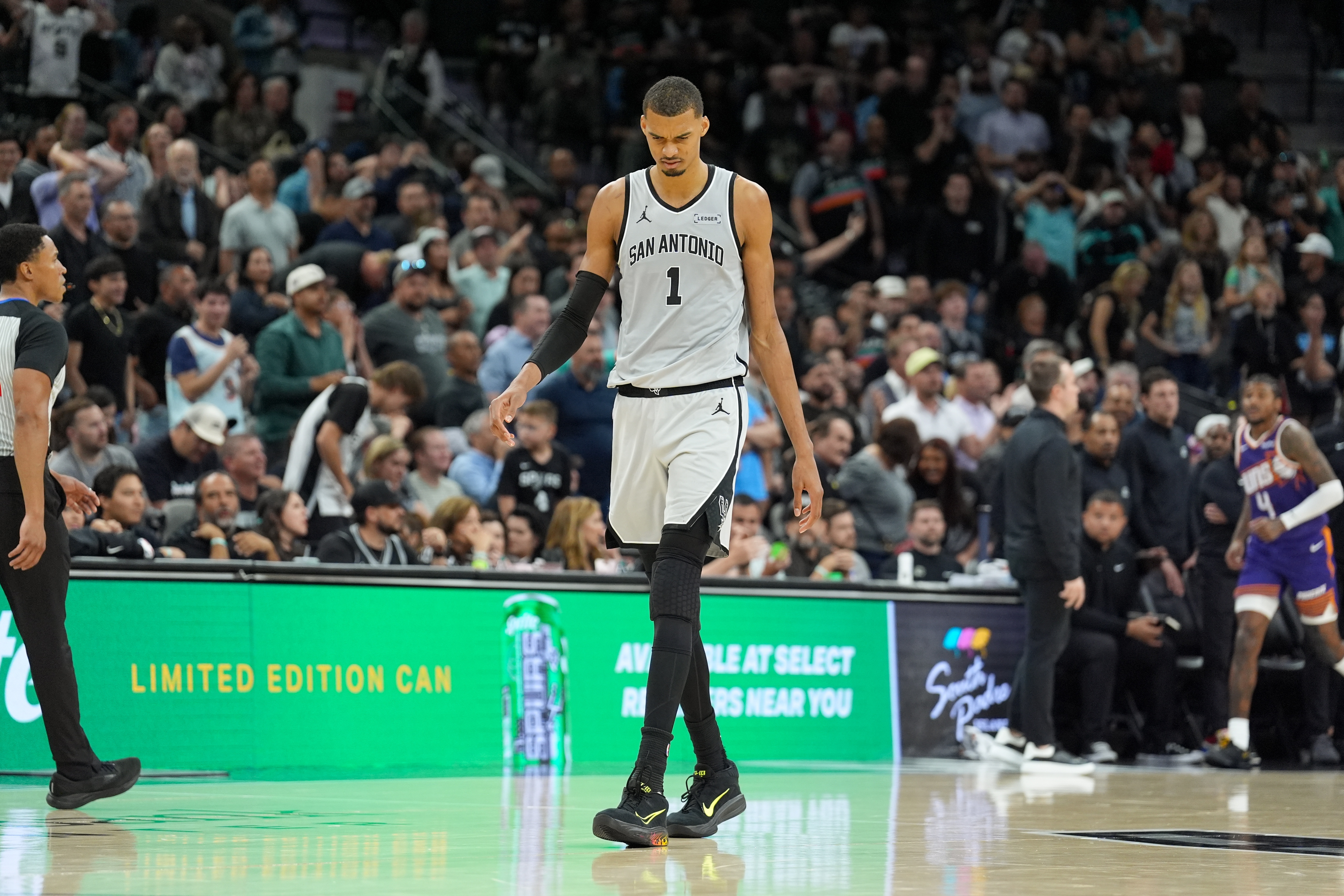 文班亚马41分18板0失误 马刺主场击退勇士