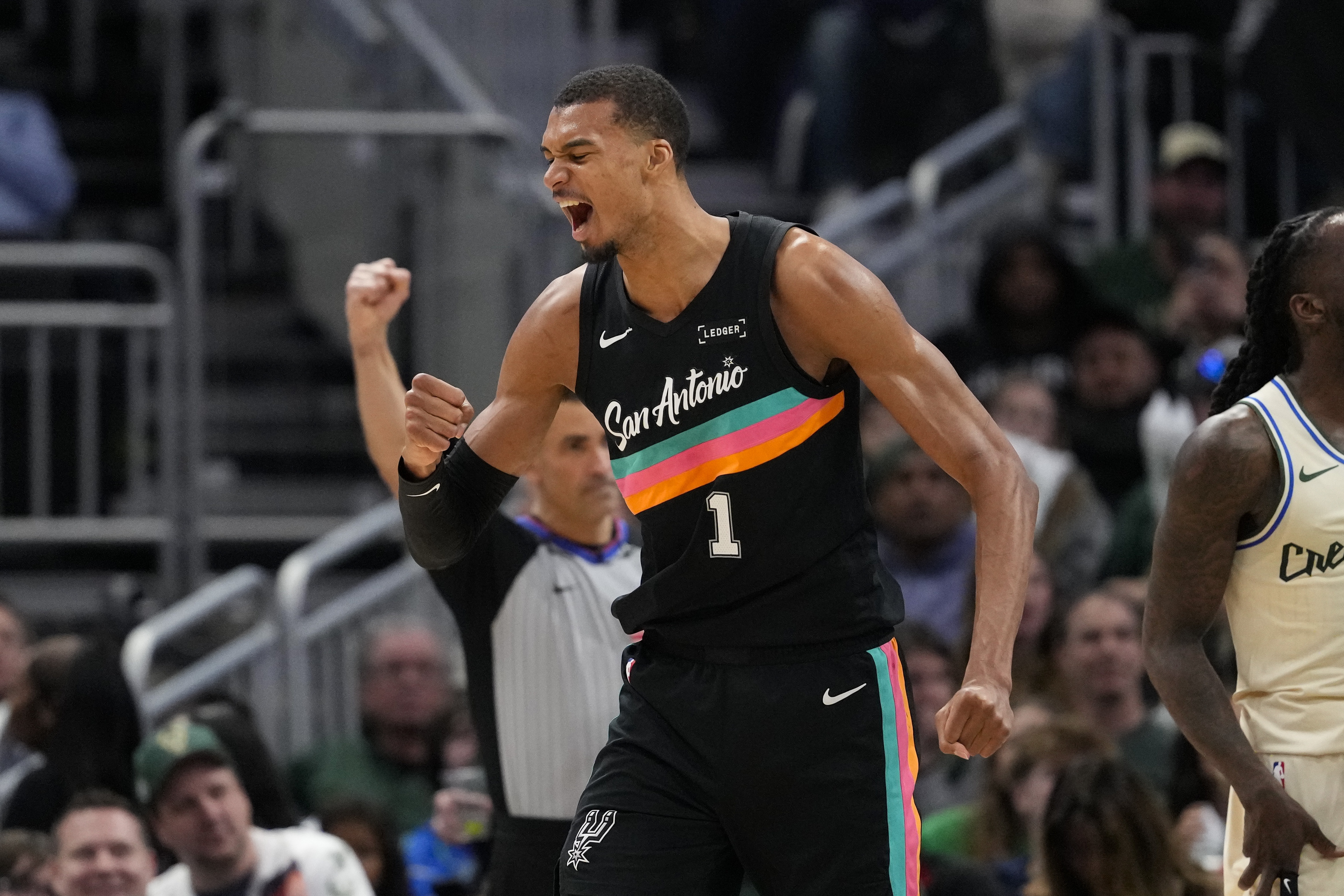 文班亚马41分18板3帽零失误 赛后直言常想季后赛 文班亚马41分18板3帽零失误 赛后直言常想季后赛