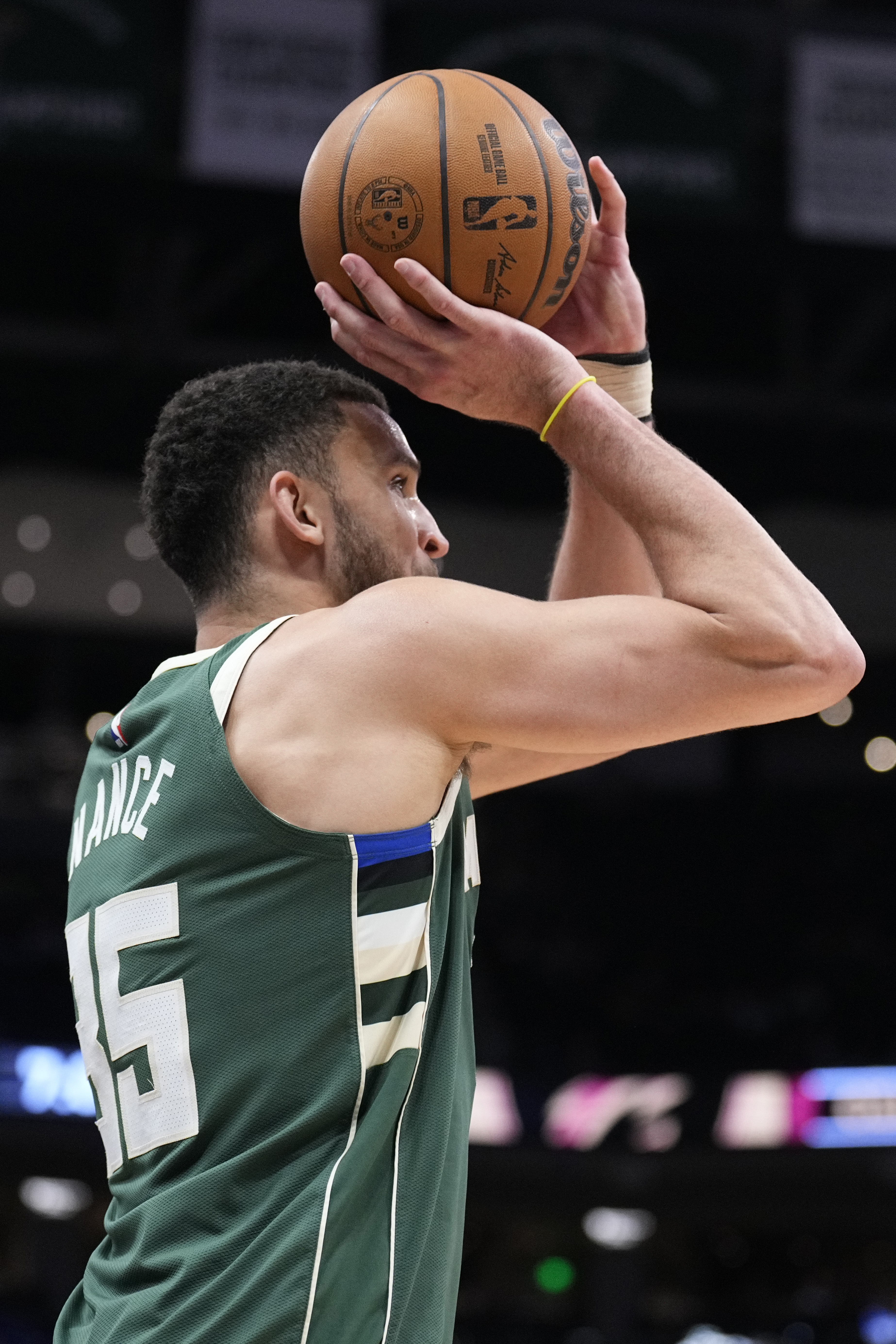 皮特·南斯半场高效贡献12分 雄鹿落后火箭10分