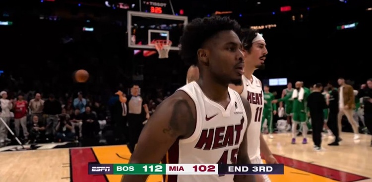 热火单节三分15中11轰45分 三节追至10分差