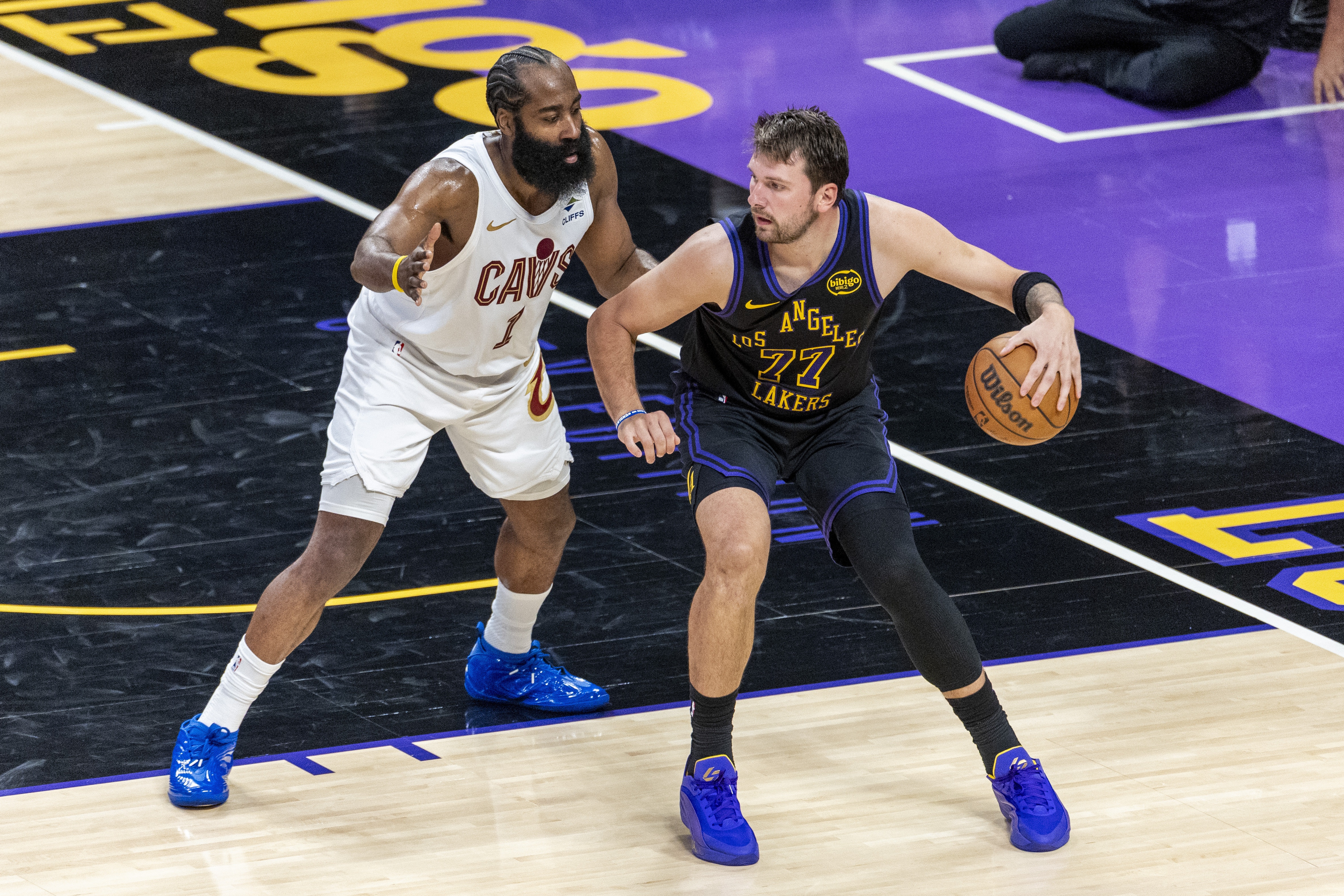 阿伦膝伤反复出场受限 骑士攻防体系与季后赛前景面临严峻考验 阿伦膝伤反复出场受限 骑士攻防体系与季后赛前景面临严峻考验