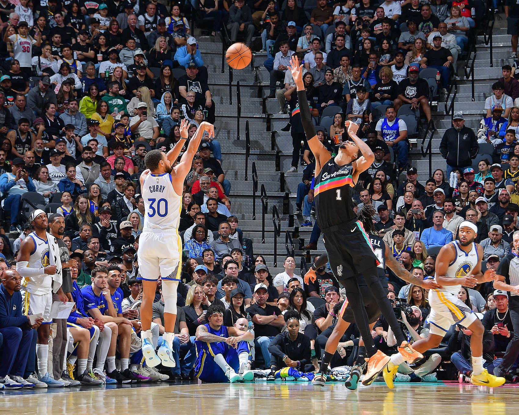 库里评文班亚马：独特天赋与竞争精神并存