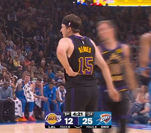 里夫斯突发腰部不适离场 高效8分后返更衣室检查 里夫斯突发腰部不适离场 高效8分后返更衣室检查