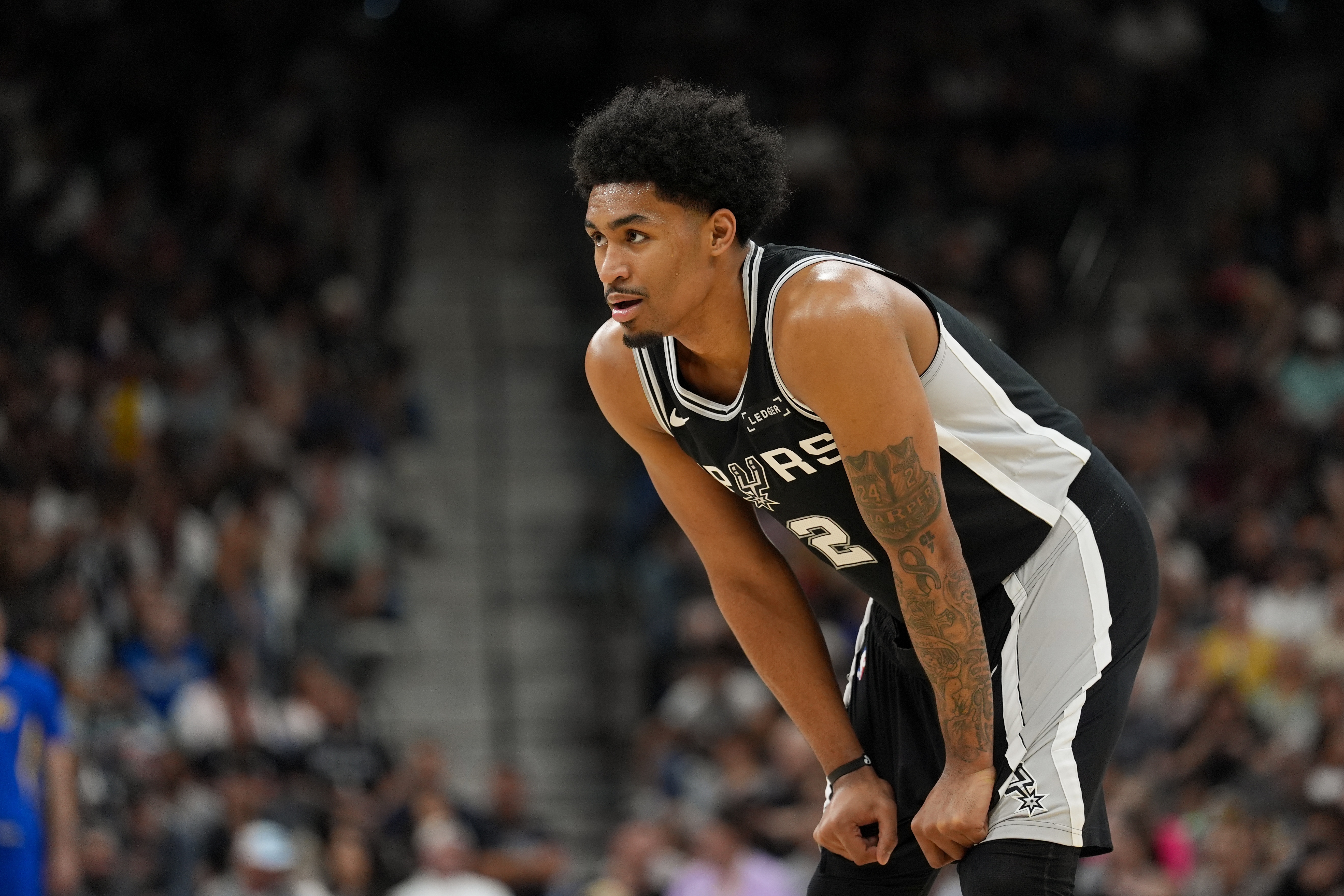 哈珀赛季场均11.7分命中率超五成 逼近魔术师最年轻后卫纪录 哈珀赛季场均11.7分命中率超五成 逼近魔术师最年轻后卫纪录