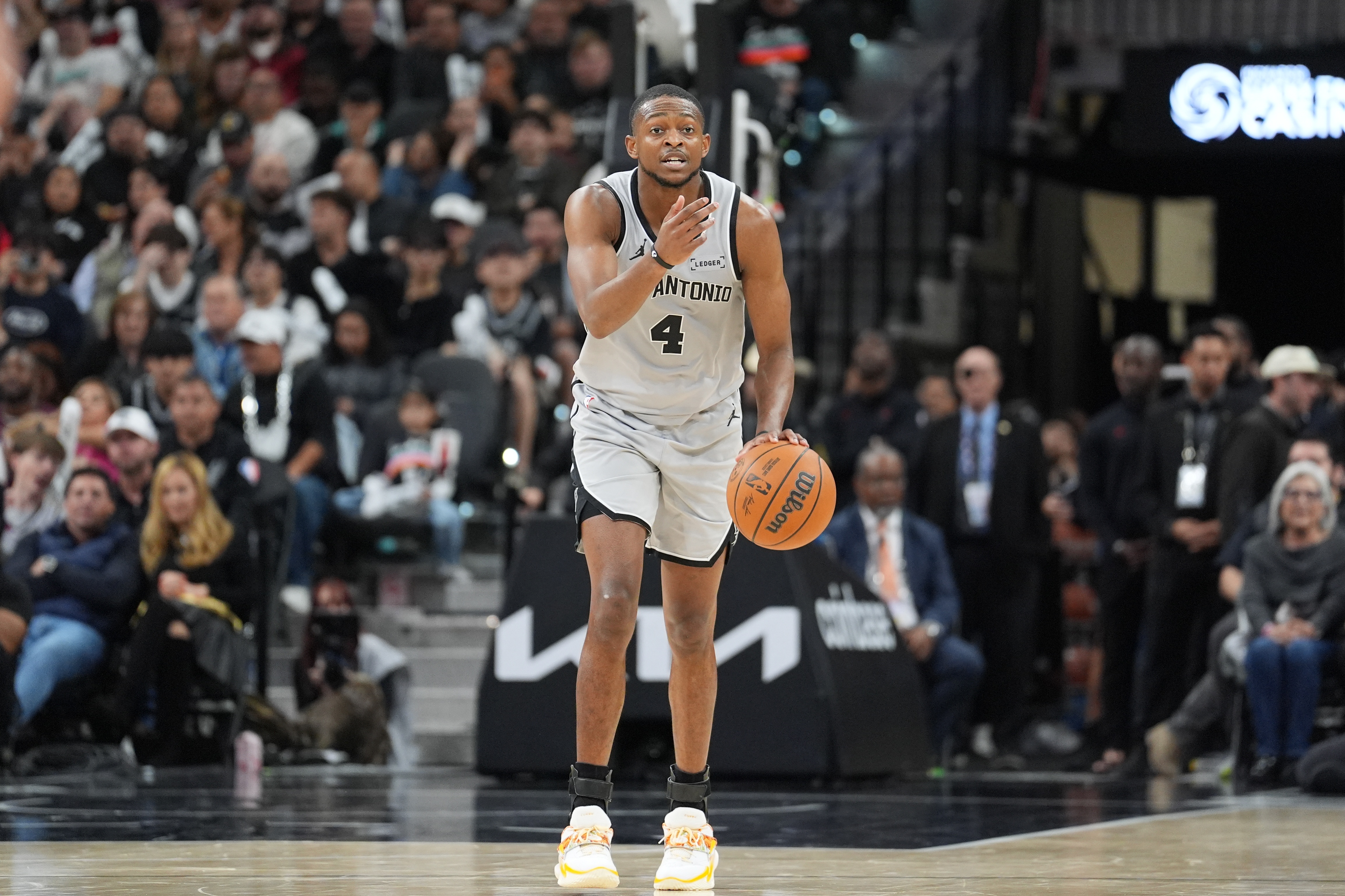 米奇赛后点评：福克斯如最快赛车定基调 科内特表现非凡