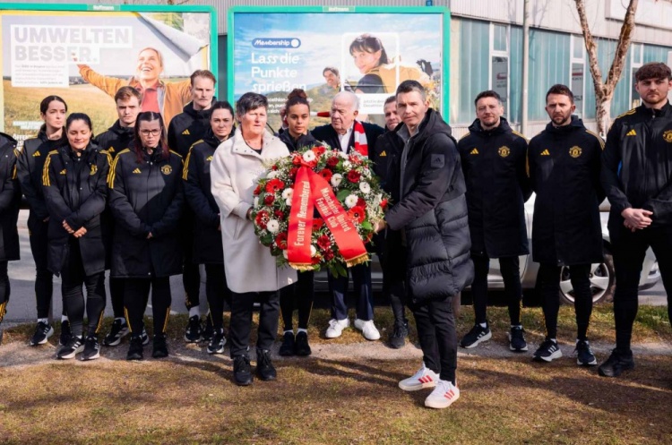 曼联女足慕尼黑空难遗址悼念 拜仁代表与双方球迷共缅逝者