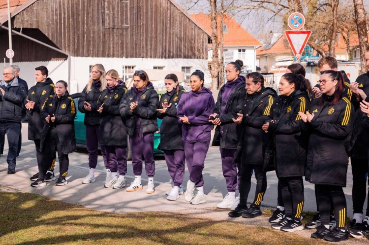 曼联女足慕尼黑空难遗址悼念 拜仁代表与双方球迷共缅逝者 曼联女足慕尼黑空难遗址悼念 拜仁代表与双方球迷共缅逝者