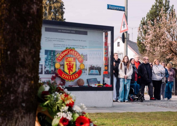 曼联女足慕尼黑空难遗址悼念 拜仁代表与双方球迷共缅逝者 曼联女足慕尼黑空难遗址悼念 拜仁代表与双方球迷共缅逝者