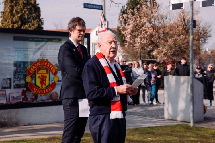 曼联女足慕尼黑空难遗址悼念 拜仁代表与双方球迷共缅逝者 曼联女足慕尼黑空难遗址悼念 拜仁代表与双方球迷共缅逝者