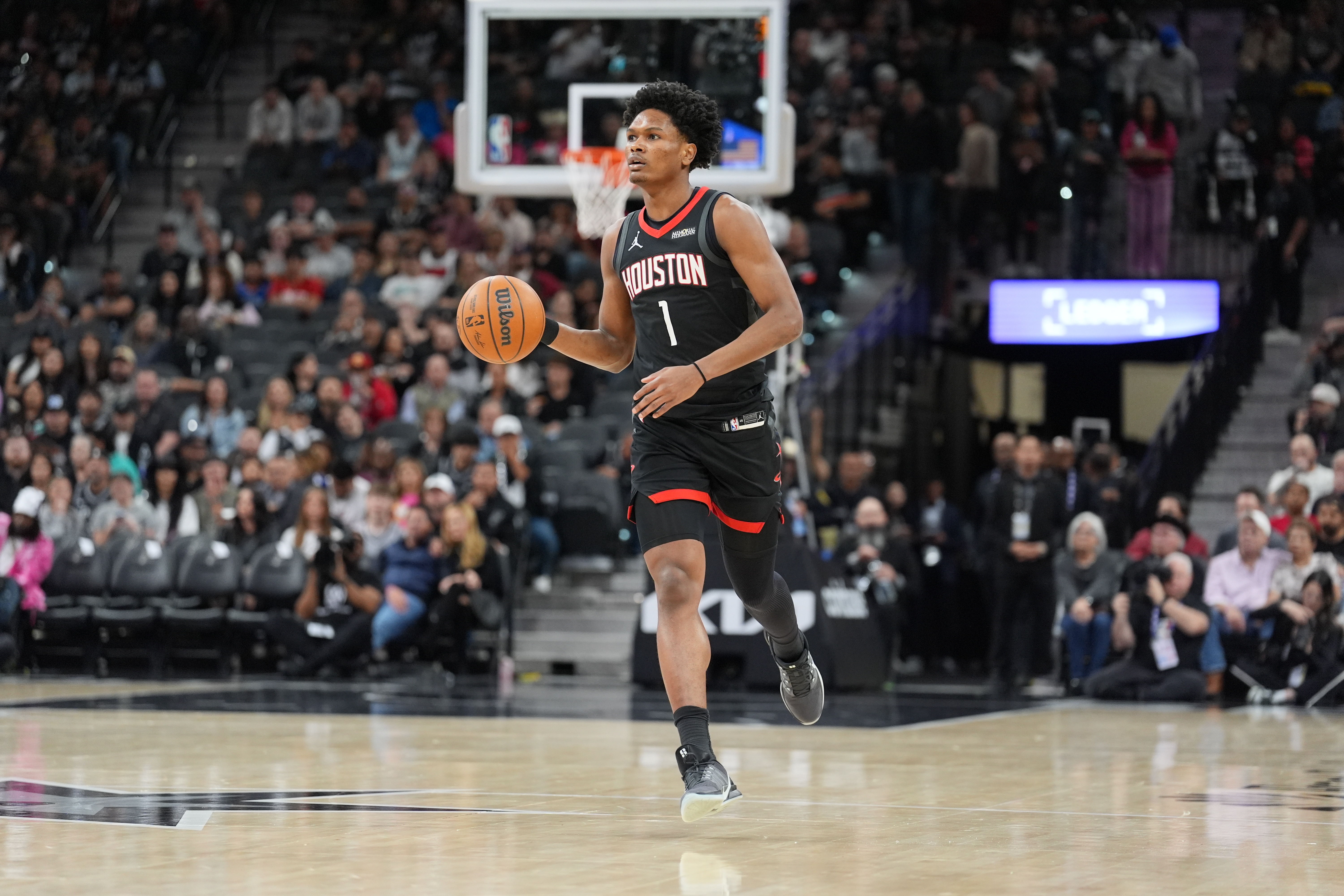 阿门半场高效输出12+5+3 火箭半场领先爵士19分