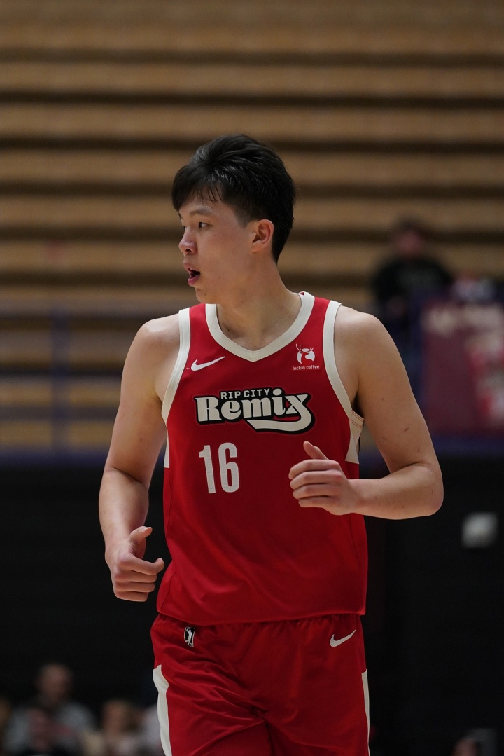 杨瀚森半场10中7砍16分 低位强攻连中七球